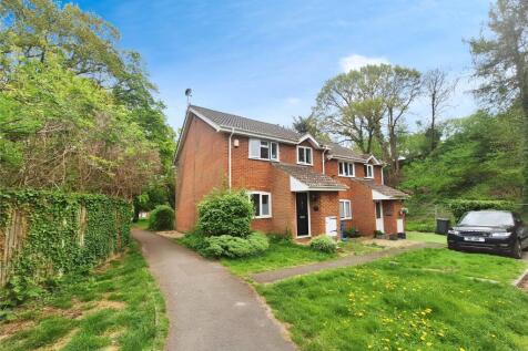 Compass Field, Hook 2 bed terraced house for sale