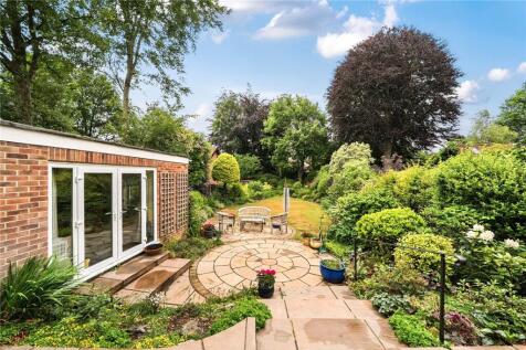 Rushmoor Close, Fleet, Hampshire 4 bed detached house for sale