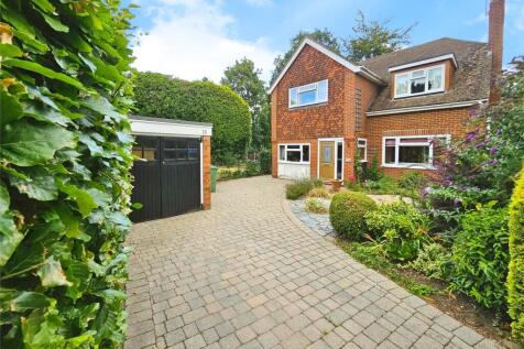 Rushmoor Close, Fleet, Hampshire 4 bed detached house for sale