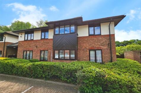 Lakeside Court, Old Cove Road, Fleet 2 bed apartment for sale
