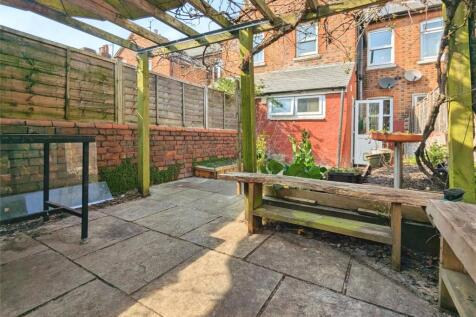 Filey Road, Reading, Berkshire 2 bed terraced house for sale