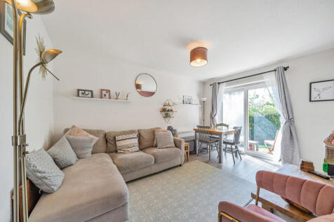 Admirals Court, Rose Kiln Lane, Reading 2 bed apartment for sale