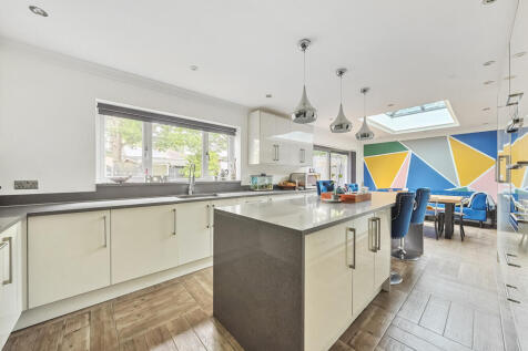 Tamarisk Avenue, Reading, Berkshire 4 bed semi
