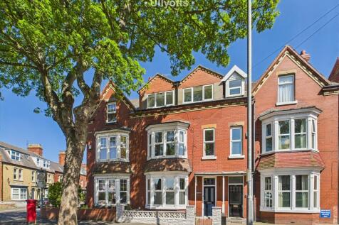5 bedroom terraced house for sale