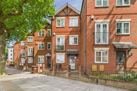 London Road, Portsmouth PO2 4 bed terraced house for sale