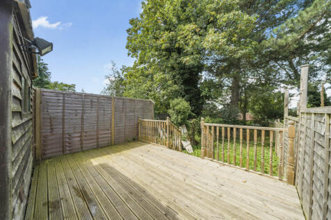 Tartar Road, Cobham, Surrey... 2 bed maisonette for sale