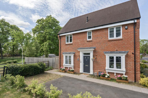 Equestrian Court, Arborfield Green... 3 bed semi