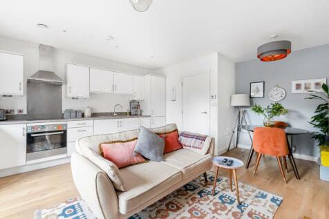 Benhill Road, London, SE5 1 bed apartment for sale