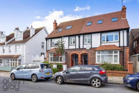 5 bedroom semi-detached house for sale