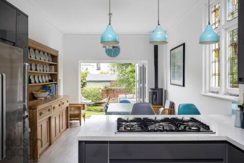 6 bedroom semi-detached house for sale