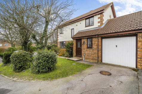 Shakespeare Way, Warfield, Bracknell 3 bed link detached house for sale