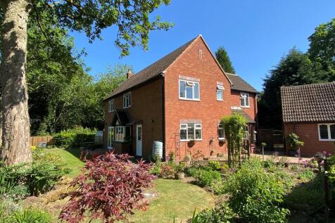 4 bedroom detached house for sale