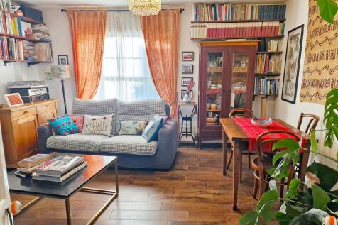 High Street, Rochester 2 bed maisonette for sale