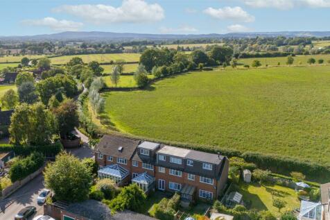 4 bedroom end of terrace house for sale