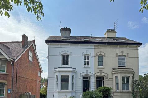 Hatchlands Road, Redhill 2 bed flat for sale