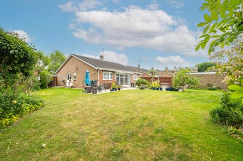 Manor Farm Close, Aylesbury HP22 3 bed detached bungalow for sale