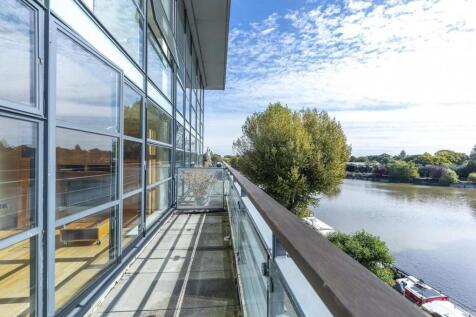 Point Wharf Lane, Brentford, TW8 1 bed apartment for sale