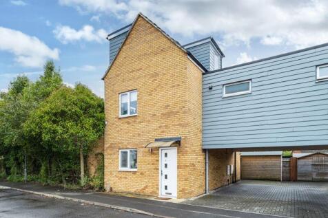 4 bedroom link detached house for sale