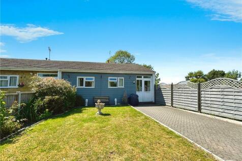 Selwyn Drive, Yateley, Hampshire 2 bed bungalow for sale