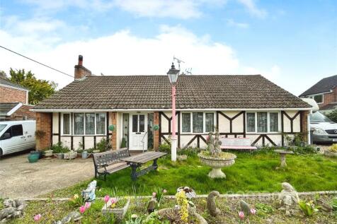 Cranford Park Drive, Yateley, Hampshire 3 bed detached house for sale