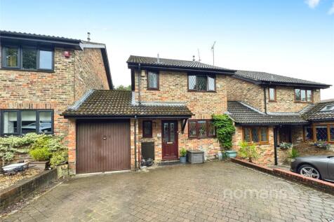 Shaftesbury Mount, Blackwater, Surrey 3 bed link detached house for sale
