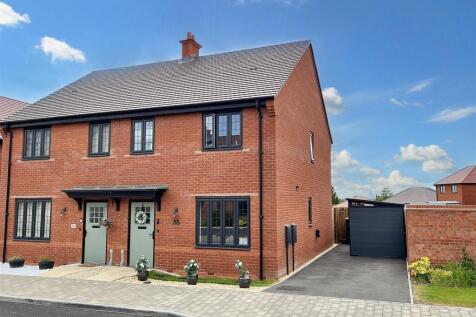 3 bedroom semi-detached house for sale