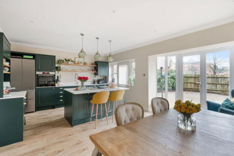 Cambridge Square, Redhill RH1 5 bed semi