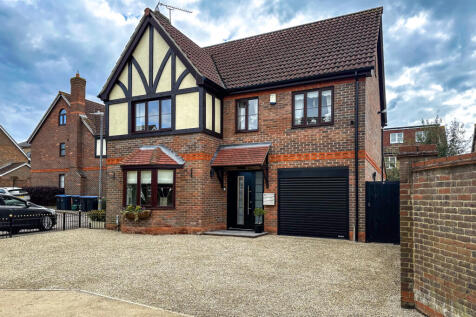 Whieldon Grange, Harlow CM17 5 bed detached house for sale