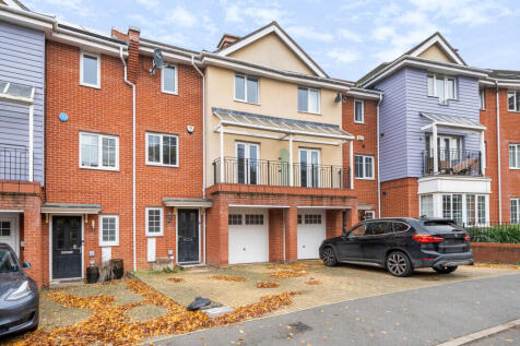 Flowers Avenue, Ruislip, Middlesex 5 bed terraced house for sale