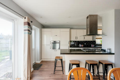 4 bedroom end of terrace house for sale