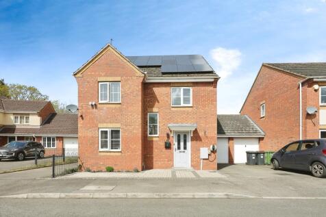 4 bedroom link detached house for sale