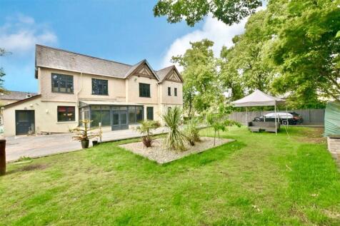 6 bedroom detached house for sale