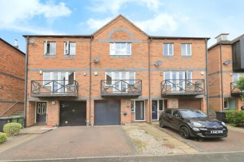 3 bedroom town house for sale