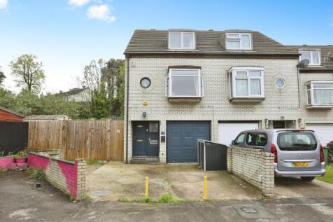 3 bedroom town house for sale