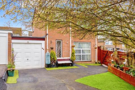 3 bedroom link detached house for sale
