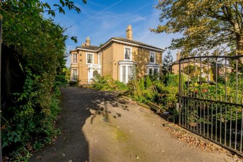 8 bedroom semi-detached house for sale