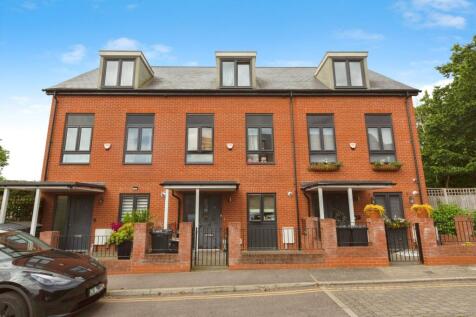 4 bedroom terraced house for sale