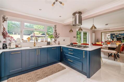 6 bedroom detached house for sale
