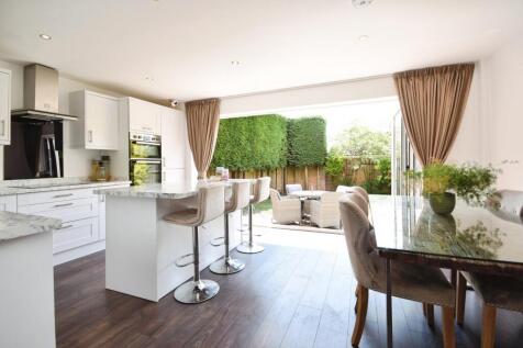 4 bedroom link detached house for sale