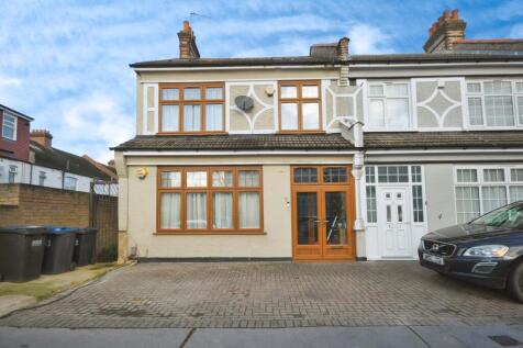 4 bedroom end of terrace house for sale