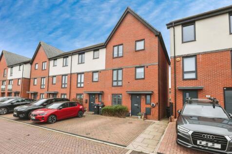 4 bedroom end of terrace house for sale