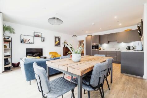3 bedroom flat for sale