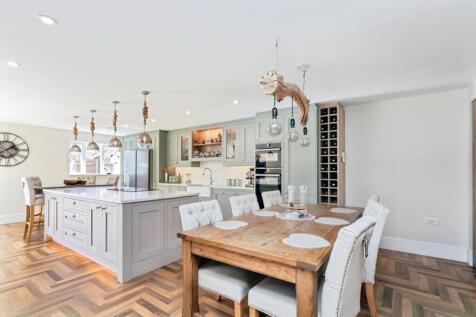 6 bedroom detached house for sale