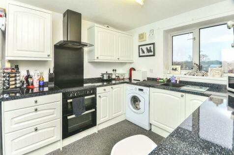 3 bedroom flat for sale