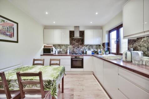 5 bedroom semi-detached house for sale
