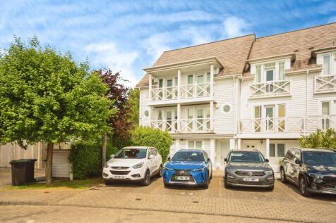 4 bedroom end of terrace house for sale