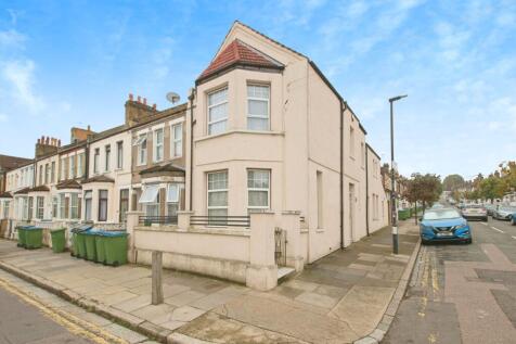 4 bedroom end of terrace house for sale