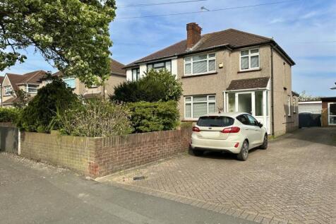Mildred Avenue, Hayes, Middlesex, UB3... 3 bed semi