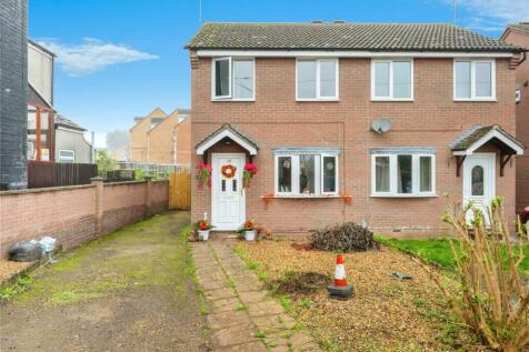 2 bedroom semi-detached house for sale