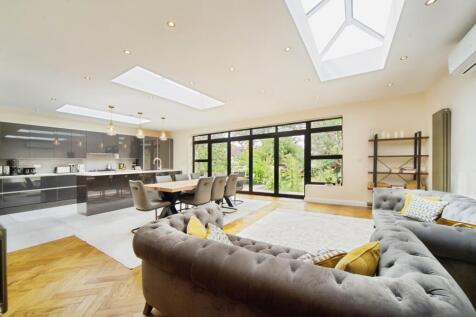 5 bedroom semi-detached house for sale